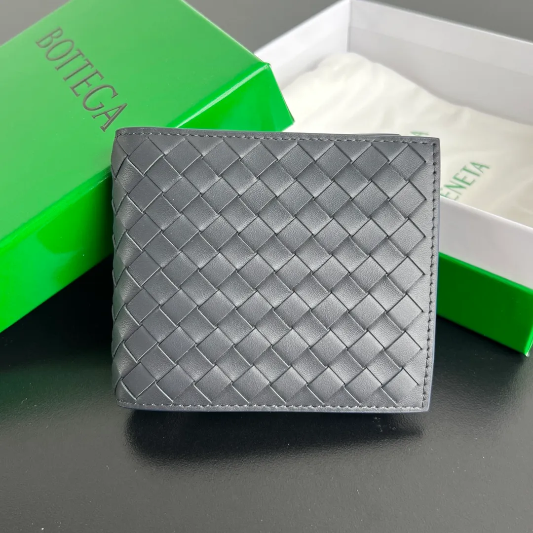 #Bv New Bi-fold Short Clip with Coin Pouch 805654👏 Finally a men’s wallet with a coin pouch! You can easily find change🤏 Made of original cowhide, it is soft and delicate and will make people want to touch it all the time. It is equipped with 4 card slots, 2 banknote compartments, 2 extra pockets, and 1 coin purse. It is very tasteful and low-key. It is very good in terms of texture and practicality. Highly recommended👍👍 Size: 11x9.5 p600